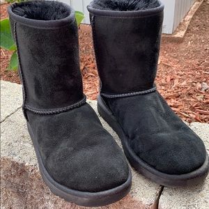 Ugg short black boot. Kids size 5.